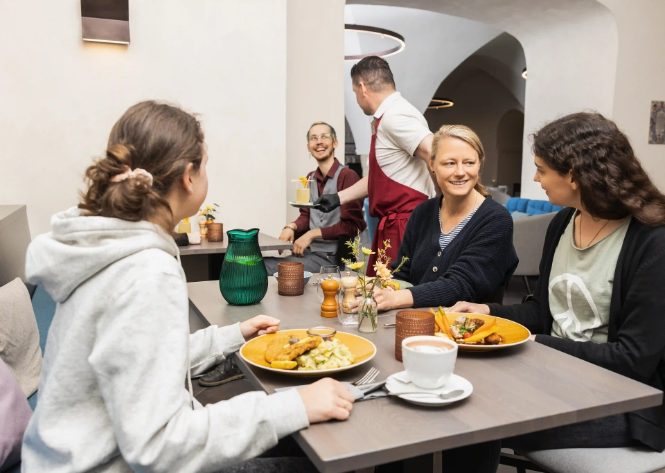 Ob zu zweit oder mit Freunden - bei uns fühlen Sie sich wohl - Restaurant Anna in Dresden